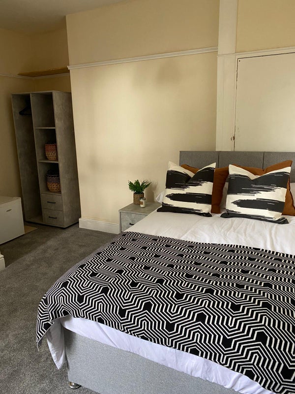Photo 1: Room 8 Executive Double En Suite