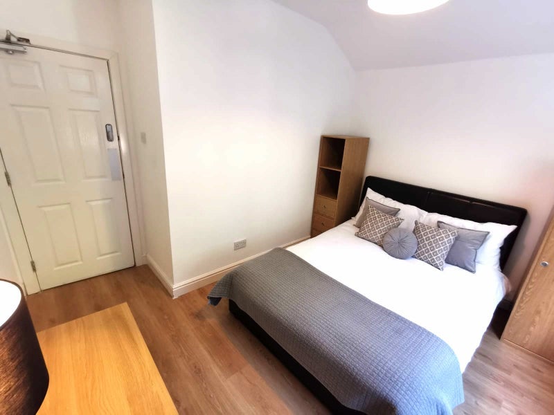 Photo 1: Room 5
