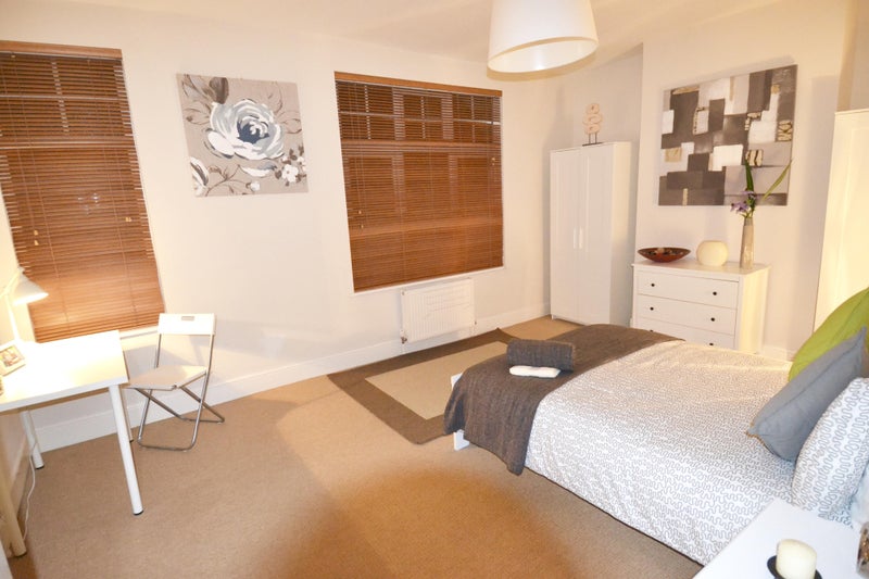 Photo 1: om 5  available at £995 pcm all bills included