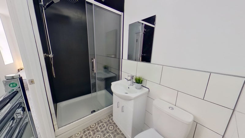 Photo 1: Large Private En-Suite Bathroom