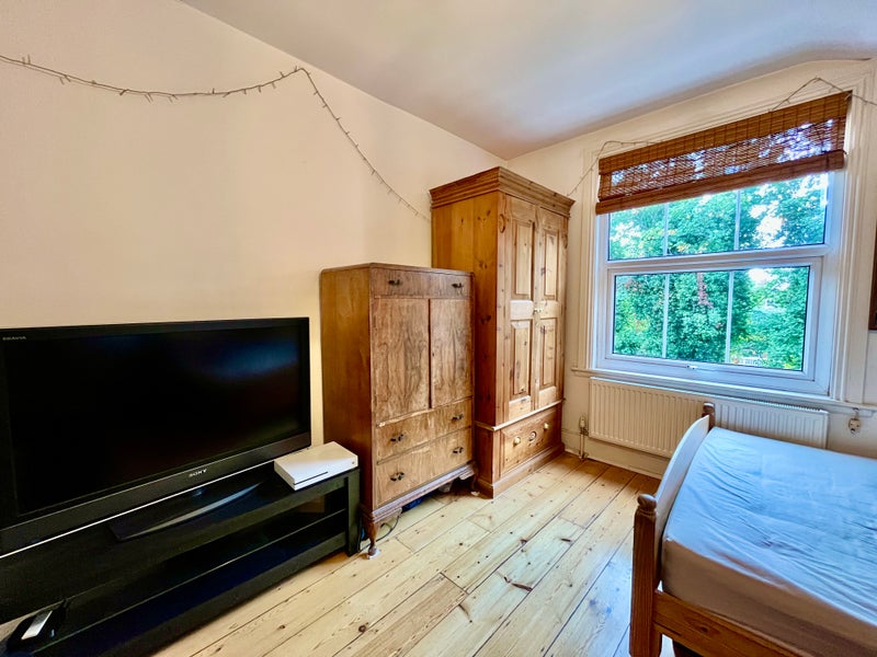 Photo 1: TV / cabinet / drawers / wardrobe / new window double glazing