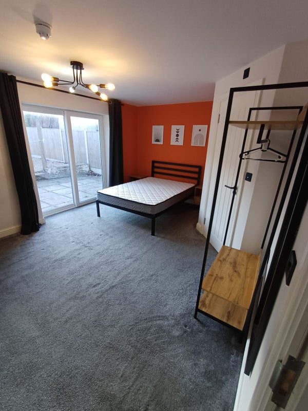 Photo 1: Room 2