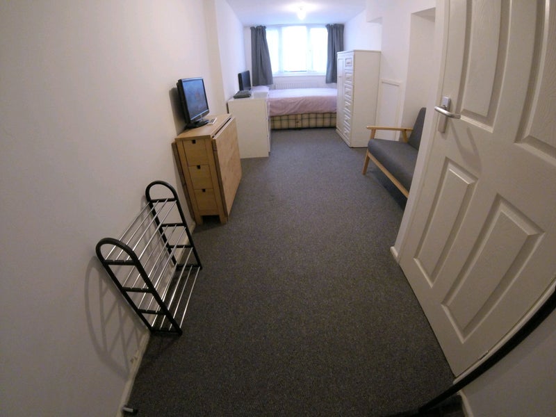Photo 1: Room 1 - Very Large Ensuite
