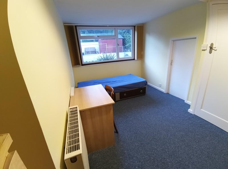 Photo 1: Room to rent