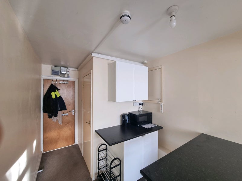 Photo 1: ROOM 1 - Large ensuite & Kitchenette