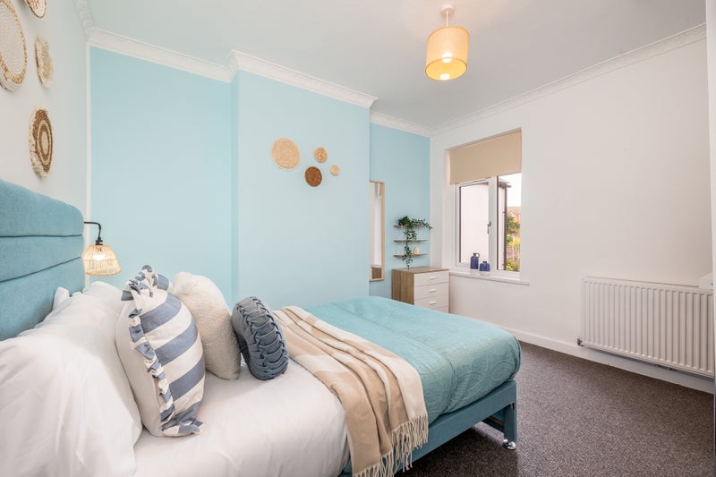 Photo 1: Room 3 (off-suite)