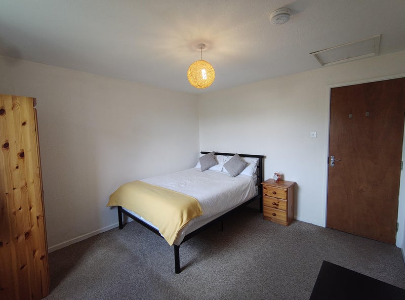 Photo 1: Room 5