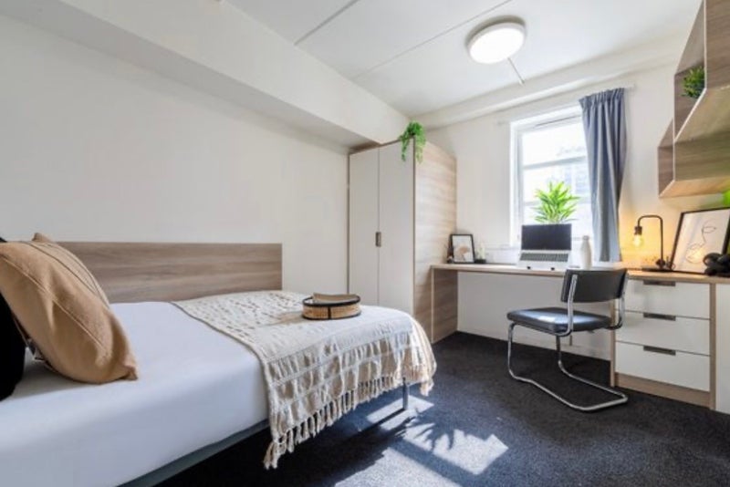 Photo 1: Bedroom