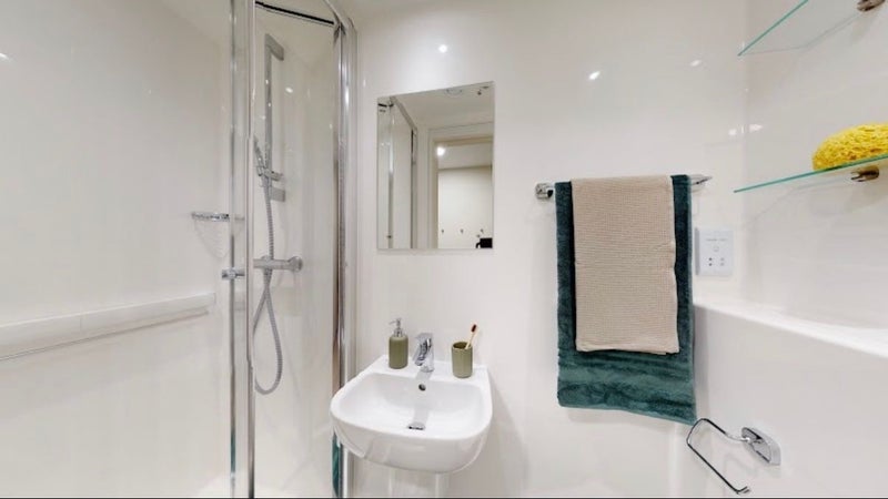Photo 1: En-suite Bathroom