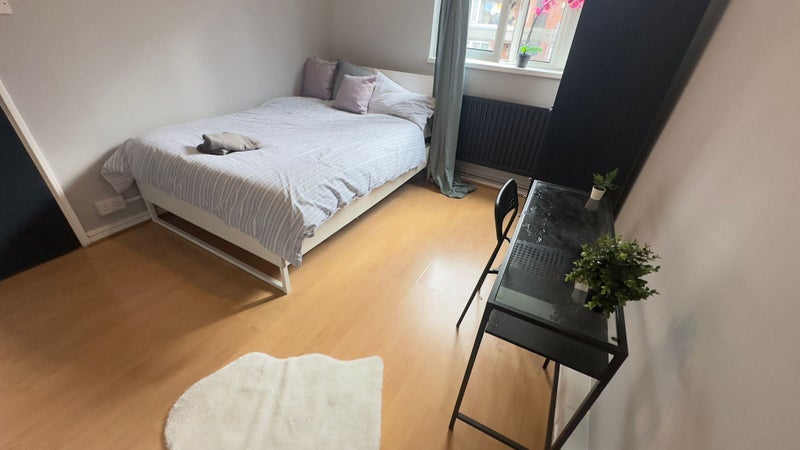 Photo 1: Room 5- £800 Available 01/11/2025