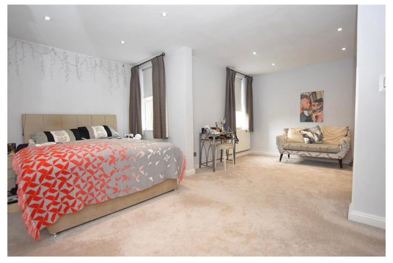 Photo 1: Double Bedroom