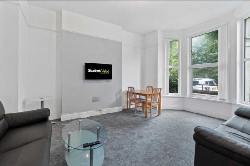 Photo 1: Communal Room/Living room