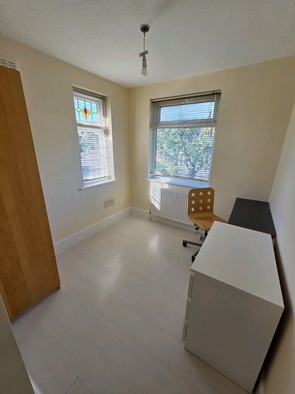 Photo 1: Single bedroom (New bed being delivered)