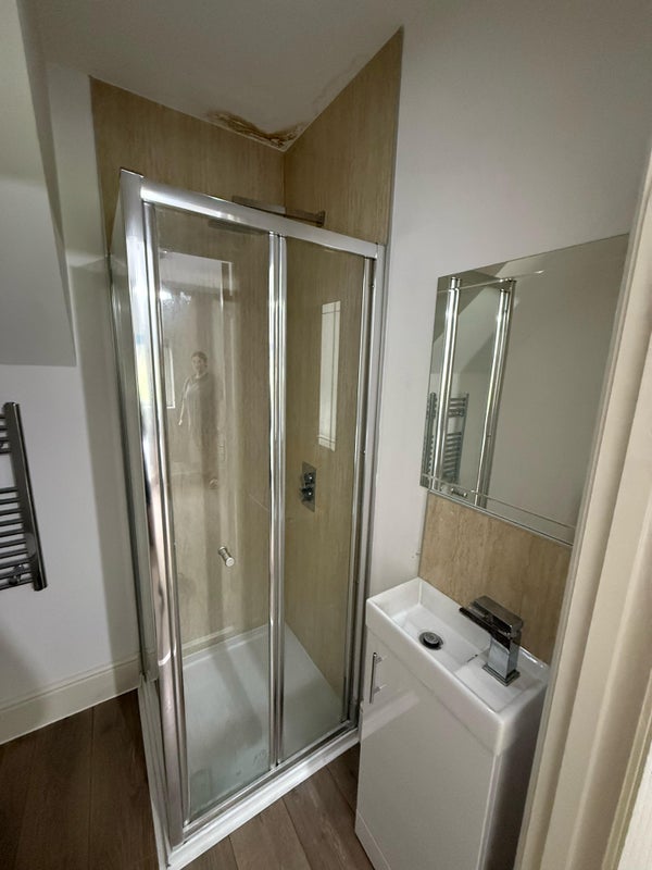 Photo 1: En-suite bathroom