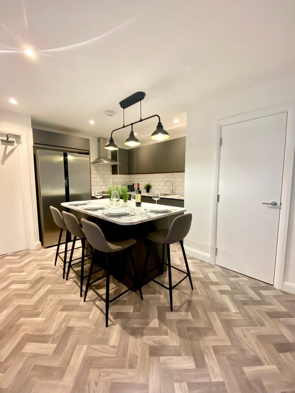 Photo 1: Kitchen of similar size and layout