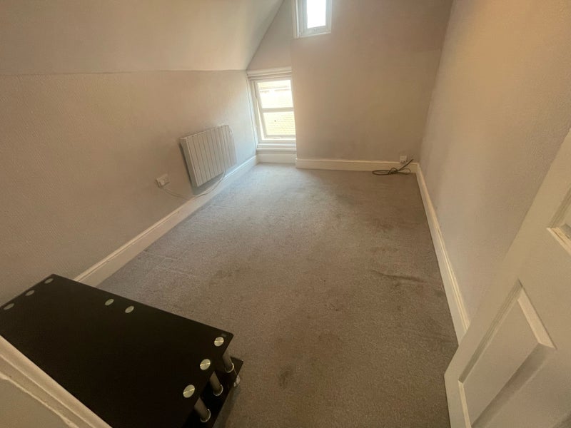 Photo 1: Room
