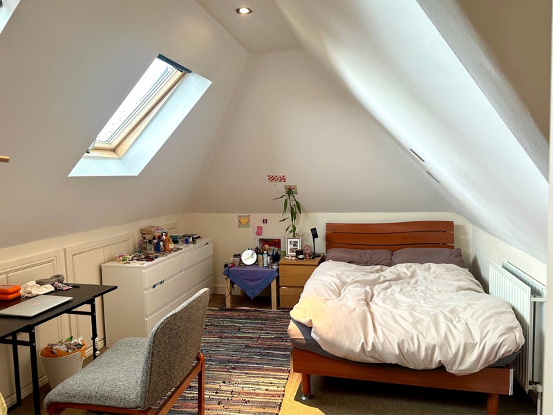 Photo 1: Bedroom 1 (small double bed)