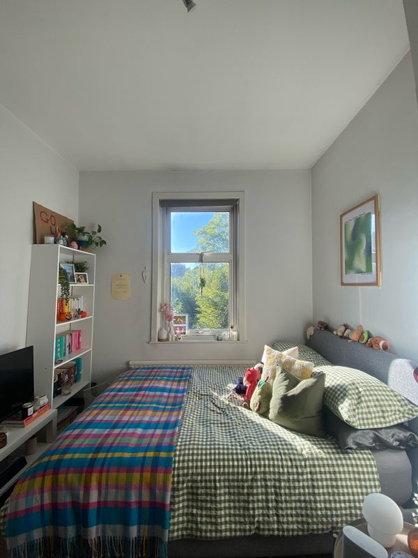 Photo 1: Bedroom
