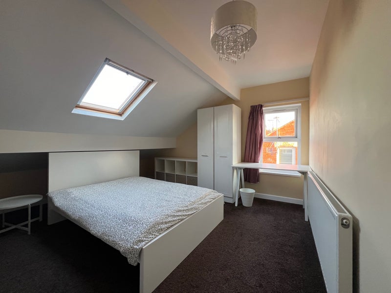 Photo 1: Bedroom 1