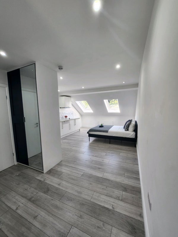 Photo 1: Studio/Loft Room 7