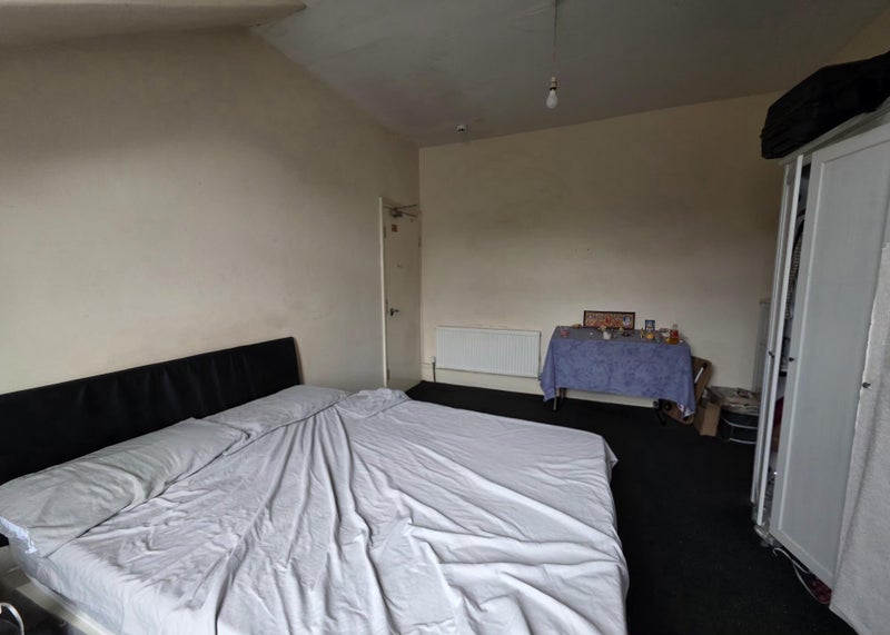 Photo 1: Double bedroom