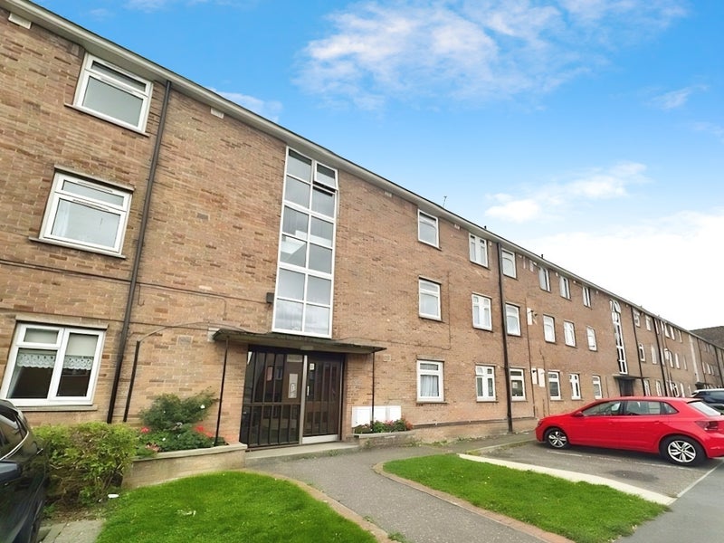 Photo 1: Exterior