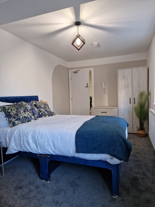 Photo 1: Room 2