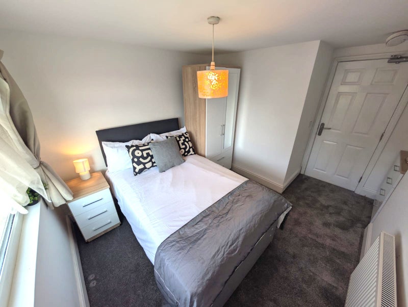 Photo 1: Room 5 En Suite