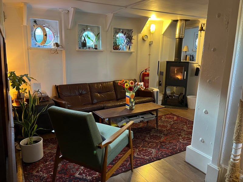 Photo 1: Living area 