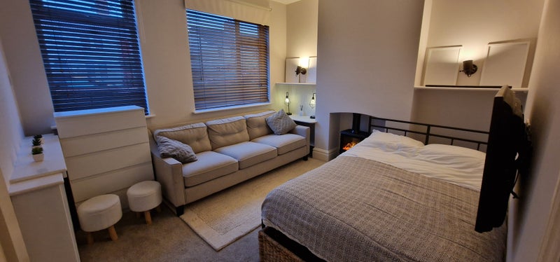 Photo 1: Double Bedroom/Living space