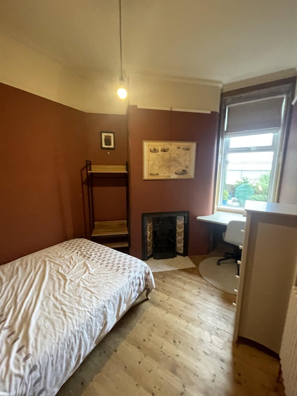 Photo 1: Your room (light shade will be installed before) 