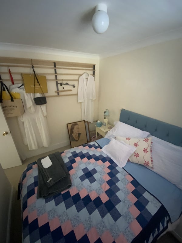 Photo 1: Double bedroom