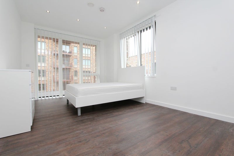 Photo 1: Room 1: 300£ a week - Double room with balcony - couples are welcome - 1300£ a month