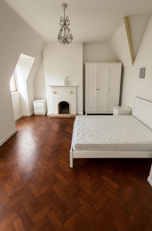 Photo 1: room 1  