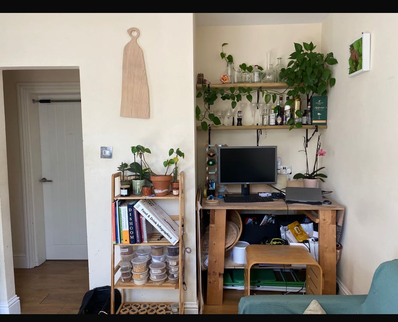 Photo 1: Living area 