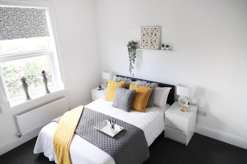 Photo 1: Lovely, bright modern room