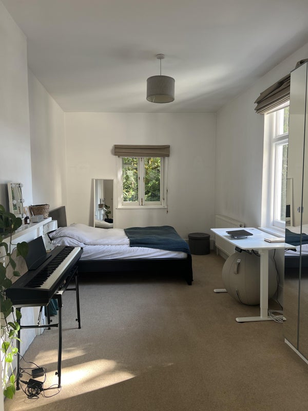 Photo 1: Bedroom