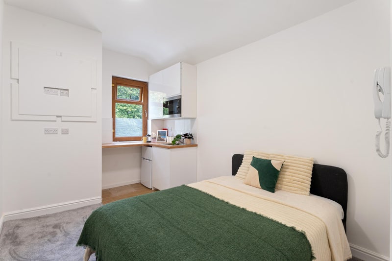 Photo 1: Studio D En Suite