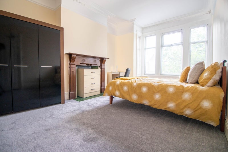 Photo 1: Room 5
