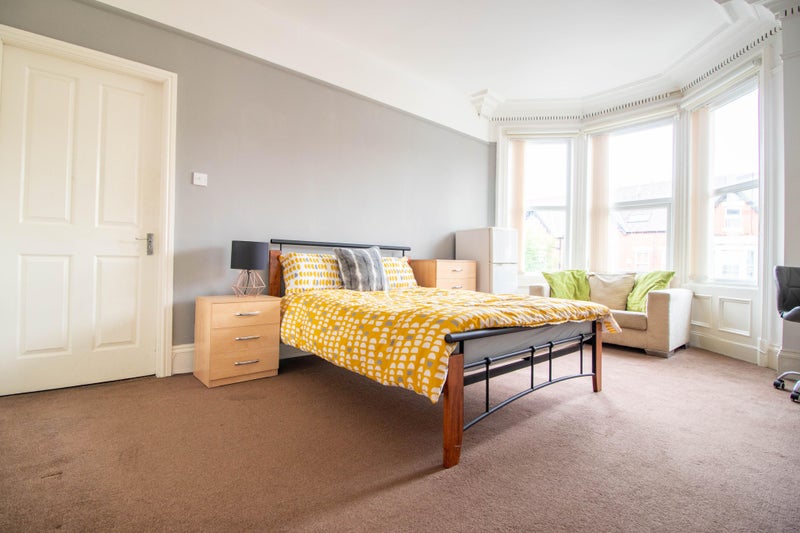 Photo 1: Room 4