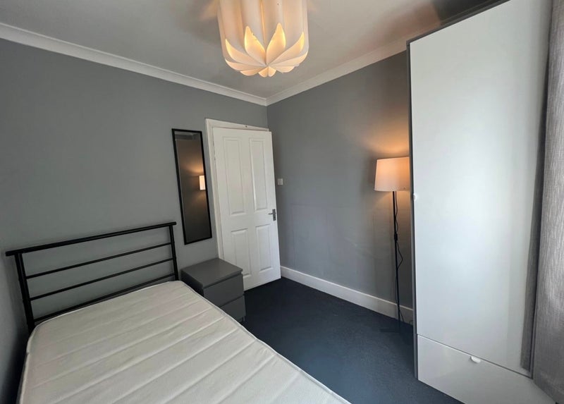 Photo 1: Spacious Single 