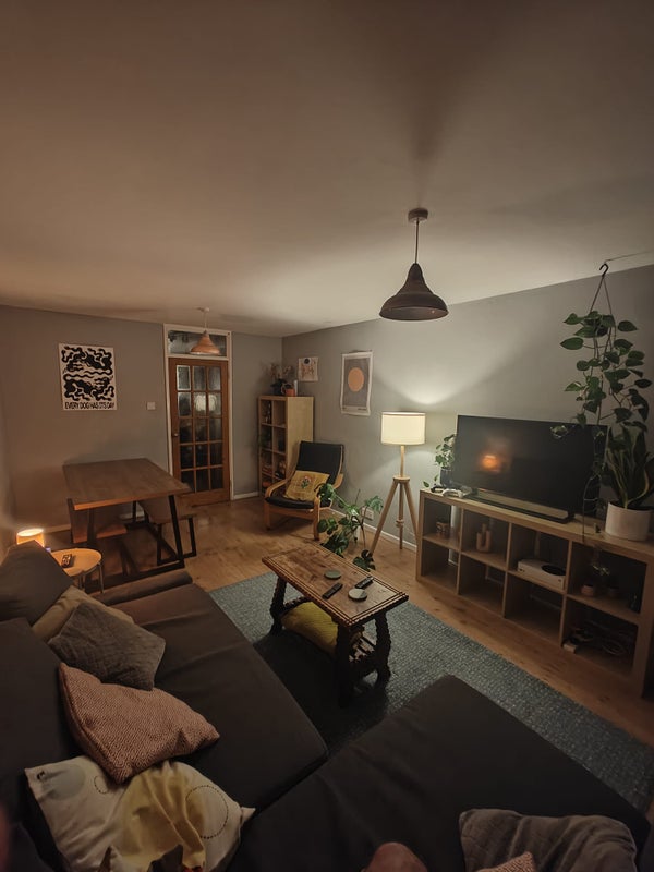 Photo 1: Lounge