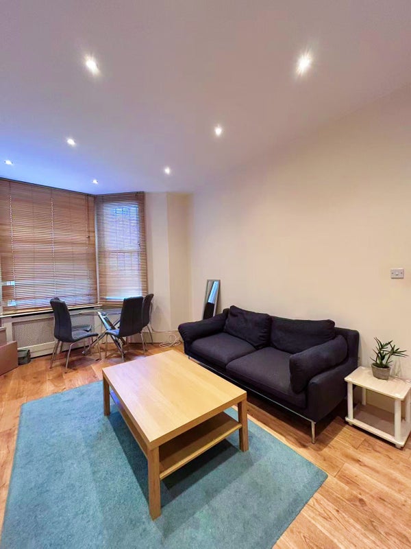 Photo 1: Living room 