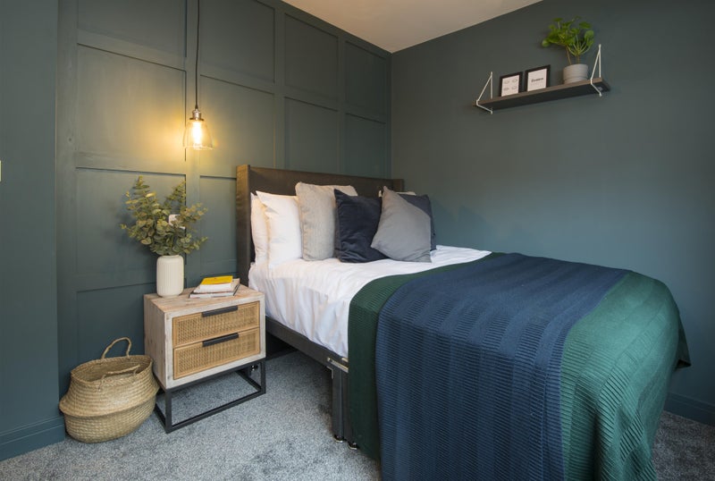 Photo 1: Bedroom 1
