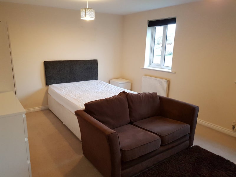 Photo 1: Bedroom 2