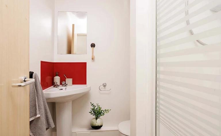 Photo 1: Ensuite 