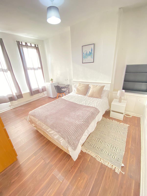 Photo 1: MASSIVE DOUBLE ROOM £230.00 PER WEEK AVAILABLE 31 Oct