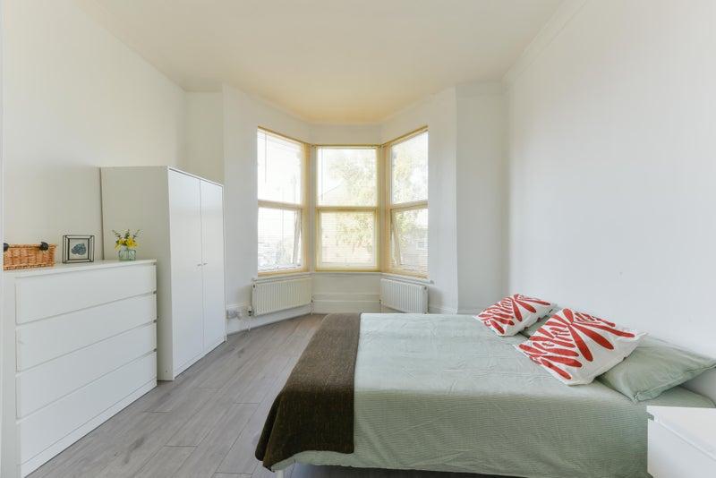Photo 1: Double Room £950 pcm, not suitable for couples