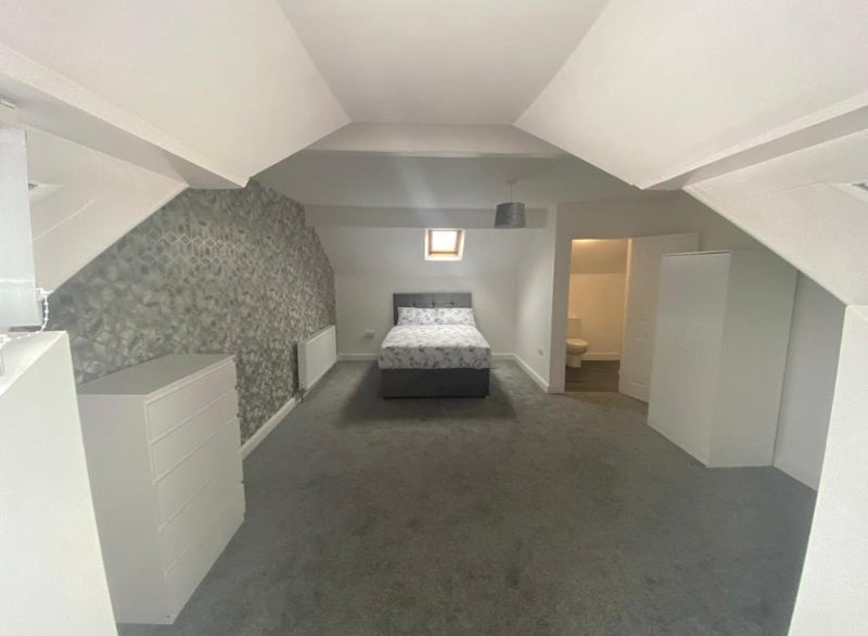 Photo 1: Double ensuite loft room