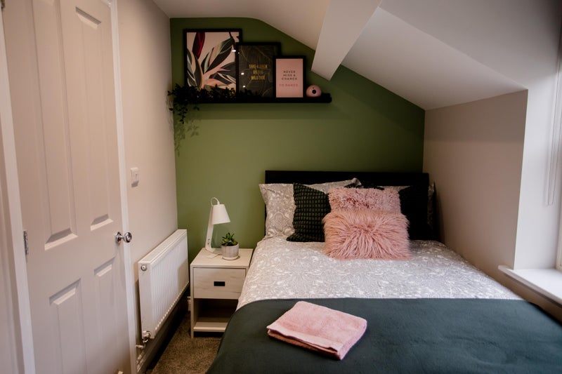 Photo 1: Double ensuite